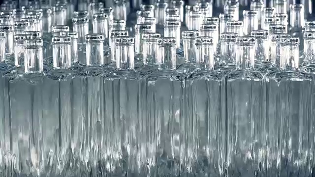 半透明打开的瓶子向前和侧面移动。间隔拍摄。视频素材