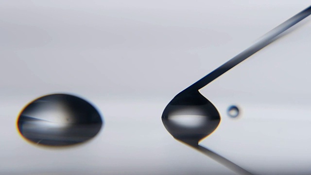 在科学实验室里，金属针吸收透明水滴视频下载