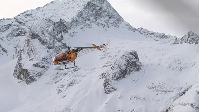 雪山上的人视频素材