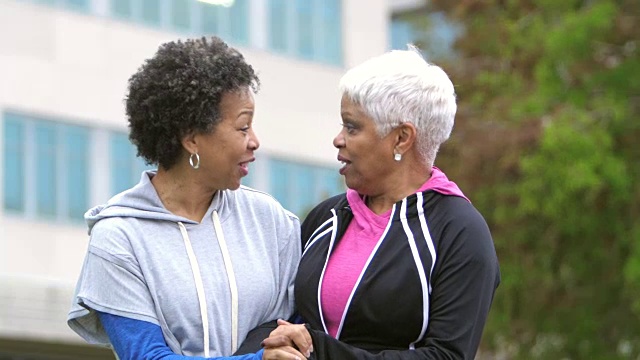 两个快乐成熟的非裔美国女人，朋友聊天视频素材