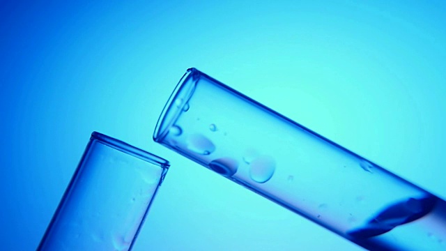 在医学实验室里，清洁的液体从一个管子倒进另一个管子视频下载