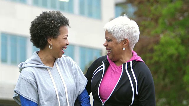两个快乐成熟的非裔美国女性朋友笑了视频素材