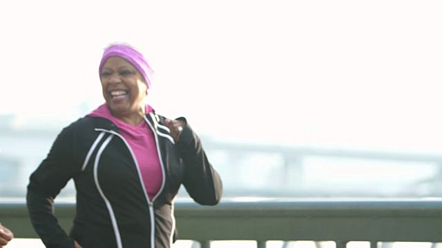 两个成熟的非裔美国女性在城市锻炼视频素材