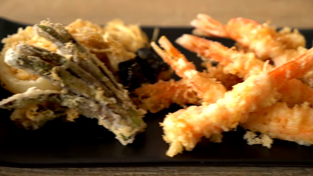 天妇罗虾配蔬菜视频素材