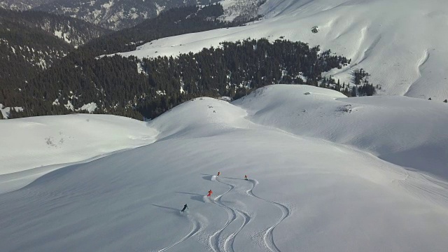 滑雪者从雪山上下来的鸟瞰图，深粉视频素材