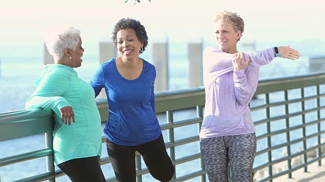 三个多民族成熟和老年妇女锻炼视频素材