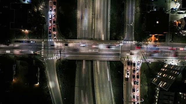 空中超速-城市交通在十字路口视频素材
