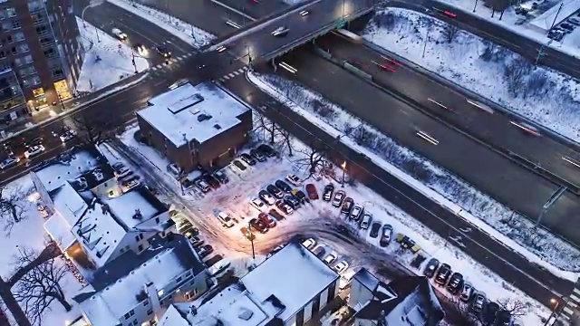 空中坍塌-明尼阿波利斯市中心和高峰时段的交通视频下载