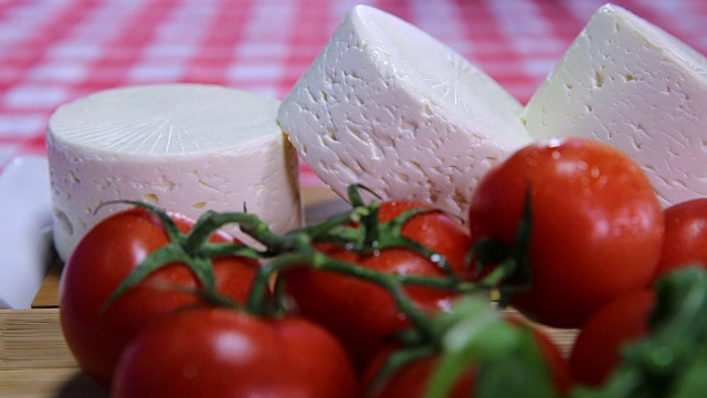 红色苏格兰格子桌布上放着奶酪和西红柿视频下载