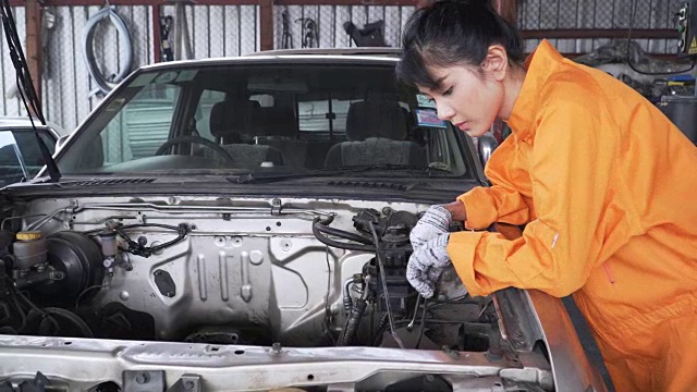小车侧视图拍摄:亚洲年轻女性检查车辆发动机舱视频素材