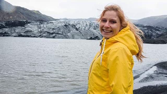 一个下雨天，在冰岛的Solheimajokull冰川泻湖的女游客视频下载