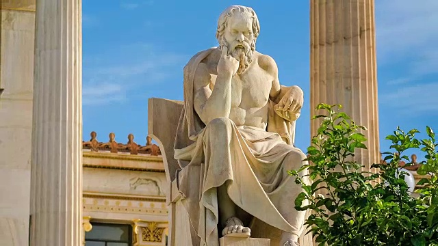 伟大的希腊哲学家苏格拉底的雕像放在大理石椅子上，柱子和天空的背景，时间流逝。视频素材