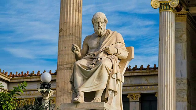 伟大的希腊哲学家柏拉图的雕像放在大理石椅子上，天空和大理石柱子的背景。视频下载