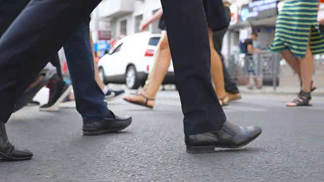 两个不认识的商人的脚走在城市的街道上。商人们一起通勤上班。自信的人正在去办公室的路上。同事的腿都走了。慢动作特写侧视图视频素材
