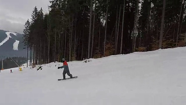 滑雪者从滑雪坡上往下走。视频素材