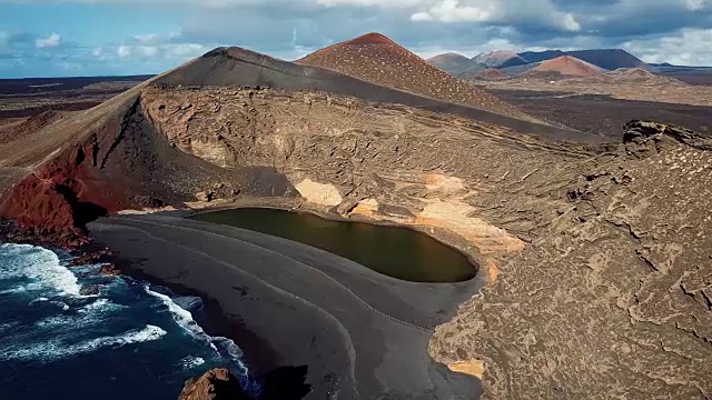 El Golfo火山湖鸟瞰图，兰萨罗特，加那利群岛，西班牙视频下载