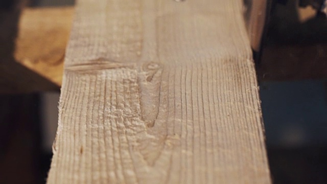 角磨机沿木板一侧滑动，产生大量木屑视频下载