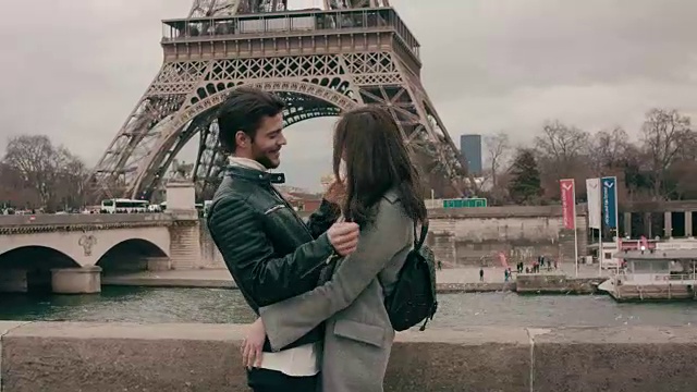 幸福的夫妇享受在巴黎的一天视频素材