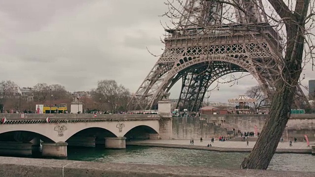 一对幸福的情侣在巴黎散步视频素材