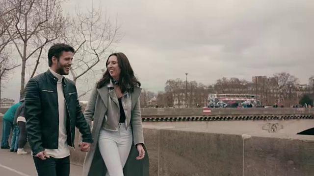 一对幸福的情侣在巴黎散步视频素材