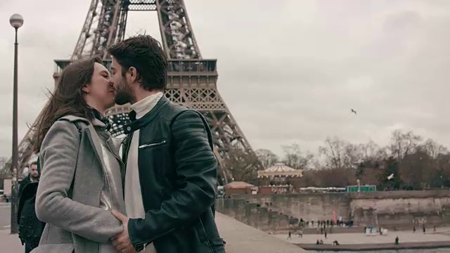 快乐的巴黎情侣视频素材