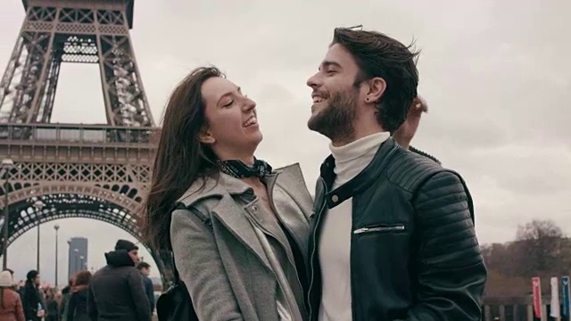 游客们在巴黎玩得很开心视频素材