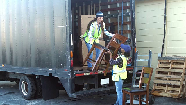 两名女工人正在把家具装上货车视频下载
