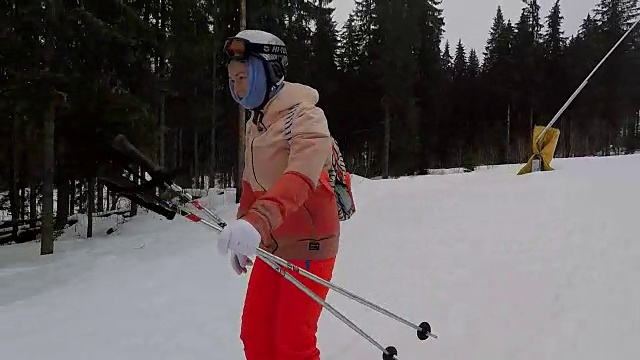滑雪者和滑雪板运动员沿着滑雪坡下滑。视频素材