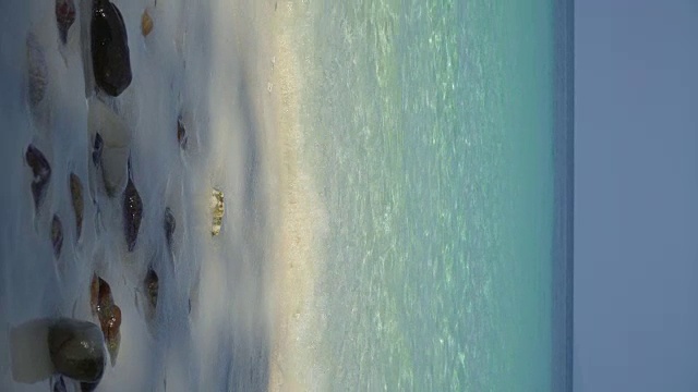 4k垂直拍摄的海滩与蓝天。视频下载