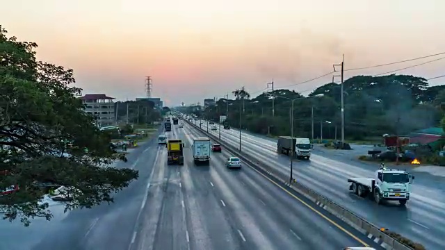从白天到夜晚的时间流逝:通往首都的高速公路上的交通视频素材