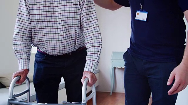 老年男子与男护士使用步行架，中段视频素材