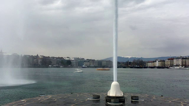 日内瓦湖的大喷泉喷出视频素材