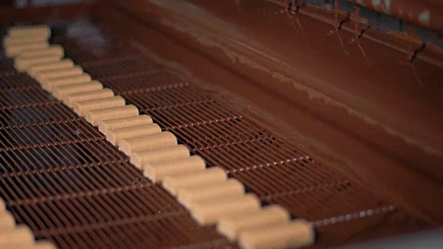 牛轧糖巧克力棒生产线。视频素材