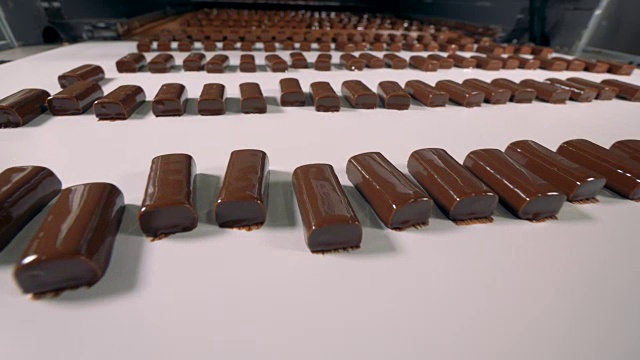 糖果工厂的生产流程。特写镜头。视频素材