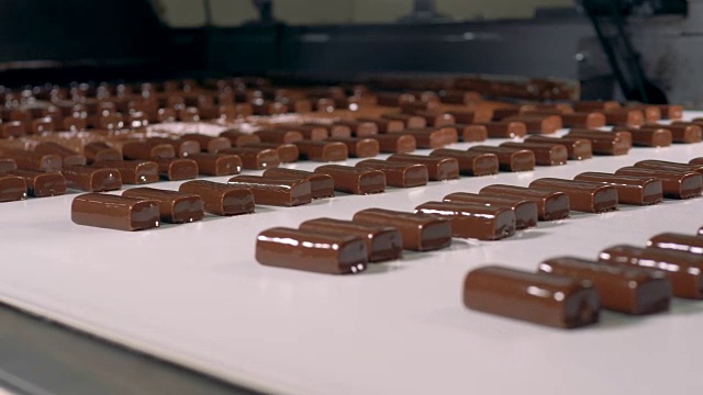 糖果店的巧克力糖果制作过程。视频素材