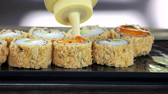 蘸酱的寿司卷。视频素材