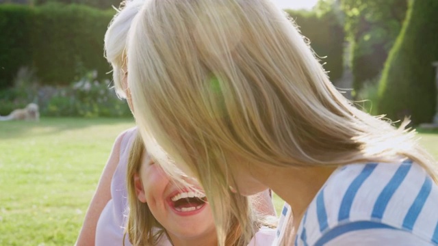 一家三代女性在花园里开怀大笑视频下载