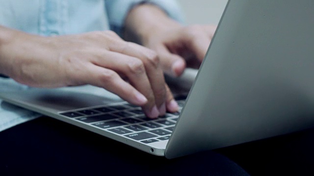 4K:用笔记本电脑在户外工作的女商人。视频下载