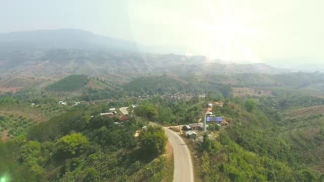 鸟瞰图公路上的山口。视频素材
