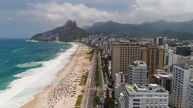 在巴西里约热内卢的伊帕内玛沙滩上飞行视频素材