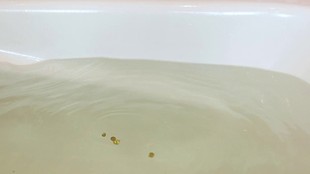 玻璃球掉进浴室的水里。视频下载