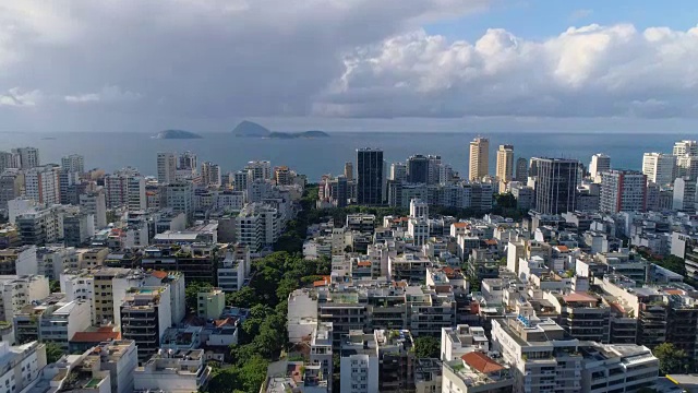 高角度拍摄的伊帕内玛海滩城市建筑与海洋在地平线上，里约热内卢de里约热内卢视频素材