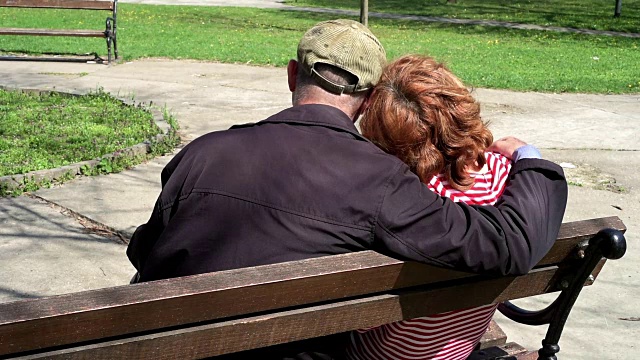 在城市公园的长椅上相爱的情侣视频下载