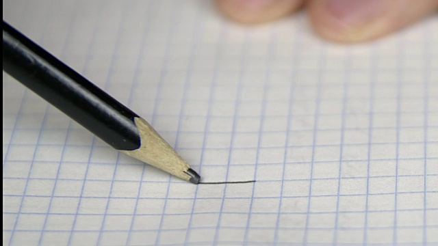 用铅笔在抄写本上画一条线视频素材