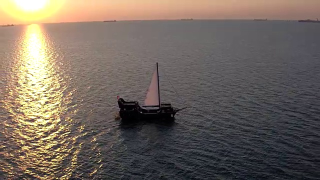 鸟瞰图上的帆船航行在黑海，乌克兰。海上帆船和干货船。视频素材