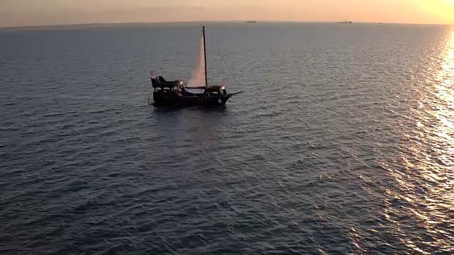 鸟瞰图上的帆船航行在黑海，乌克兰。海上帆船和干货船。视频素材