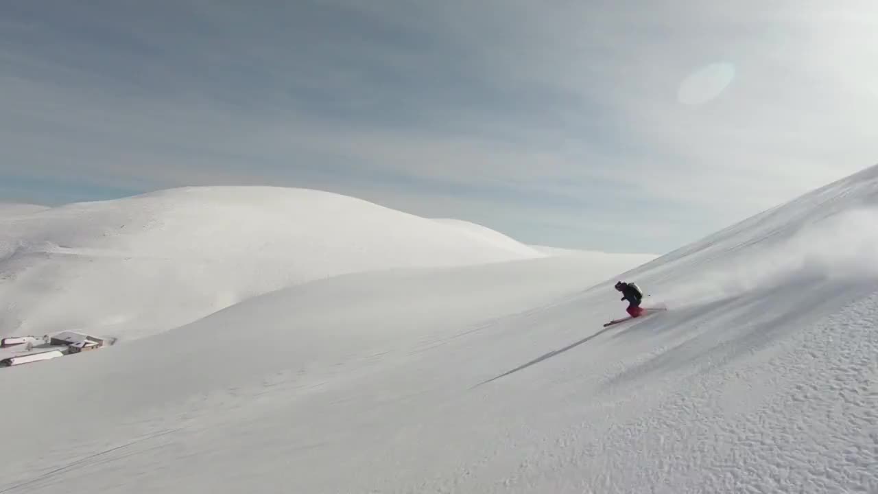 滑雪者在厚厚的雪粉中下山视频购买