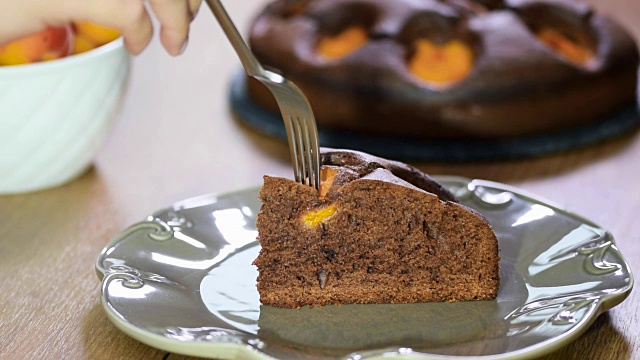 一片杏仁巧克力层蛋糕。吃杏仁巧克力蛋糕视频素材