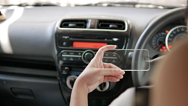 女人的手使用透明平板电脑在汽车运输未来和技术概念视频下载