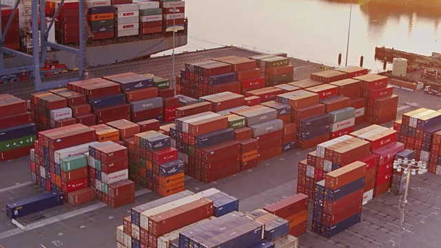 航拍集装箱堆场与码头装载货船上空盘旋视频素材